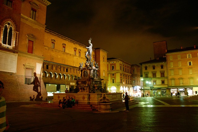 Night view of Piazza del Nettuno in Bologna, a food-focused day trip from Rome by train